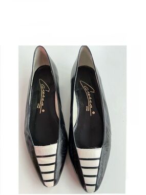Off-white & black leather flat shoes • modern geo design • from Spain